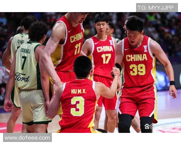 足球明星助力中国男篮崛起新篇章展现体育跨界合作魅力