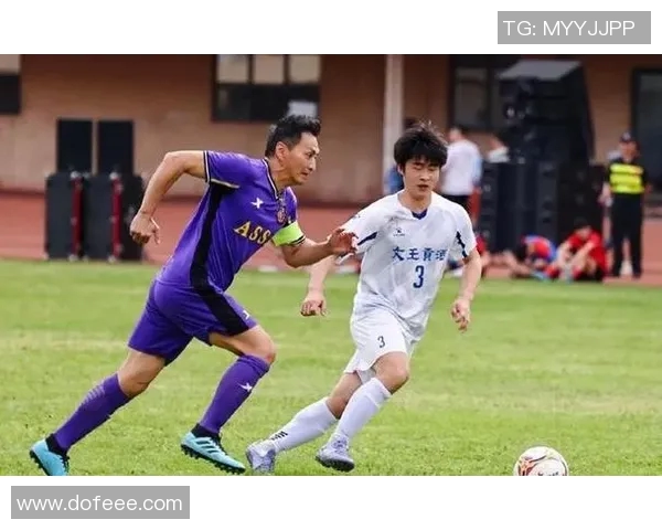 世界足球明星身材对比探索不同体型对球场表现的影响与启示