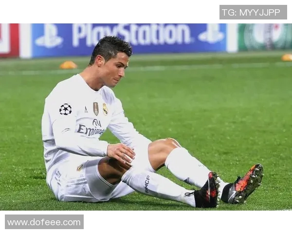 小麦肤色的足球明星如何在绿茵场上书写传奇人生与辉煌成就